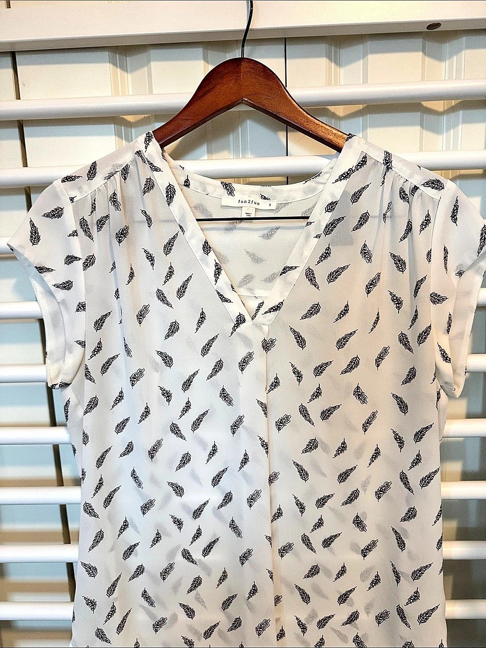 Feather Print Blouse in White & Black with pink detailing Size Small Like New